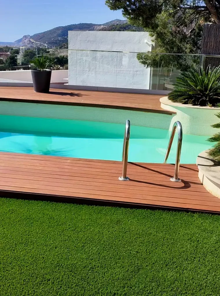 piscina-con-palmera-en-barcelona.webp